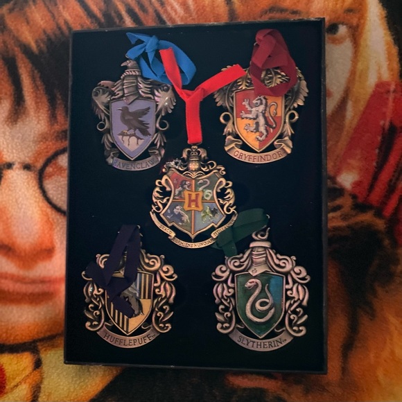 🎄HARRY POTTER ornaments! All 4 houses and Hogwarts. Never used in box - Picture 9 of 15